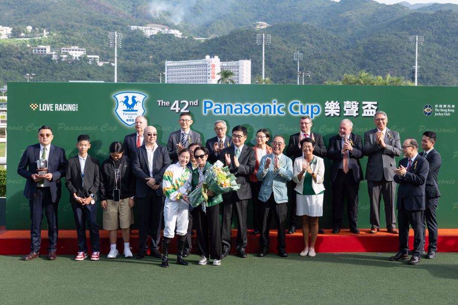 Ms. Cynthia Mong(Right), Executive Director of Shun Hing Electronic Trading Co., Ltd., presented a trophy to Britney Wong(Left), the winning jockey.